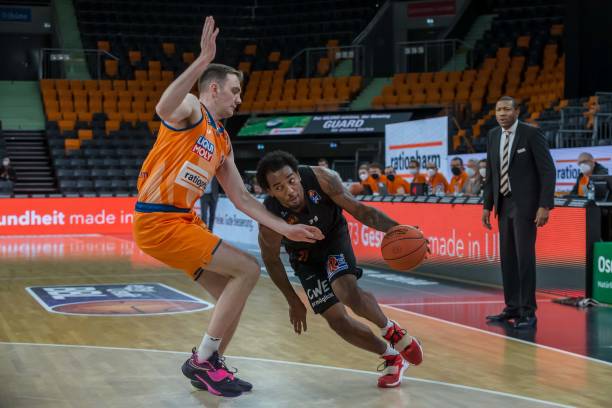 为湿滑草皮 为湿滑草皮