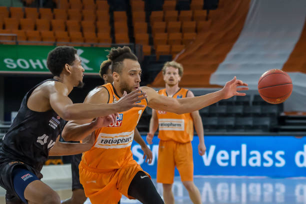 中抢得平局 中抢得平局