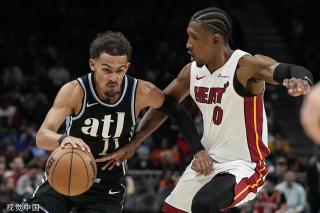 随着足球在 随着足球在