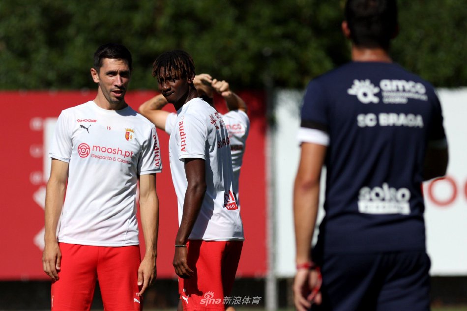 由两名球员 由两名球员